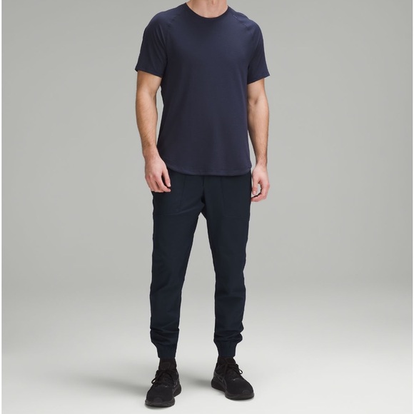 NWT Lululemon License to Train Jogger in Navy Size Medium - Picture 2 of 10